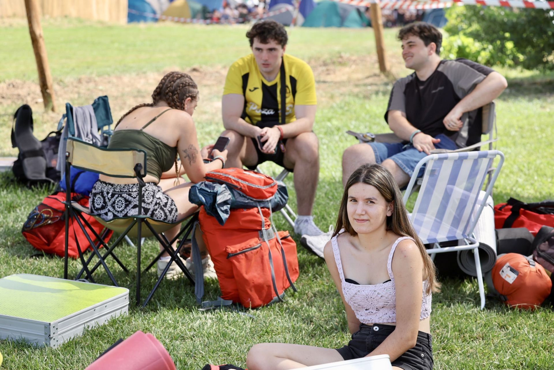 Los &#039;holikers&#039; llegan al festival y se instalan en el camping