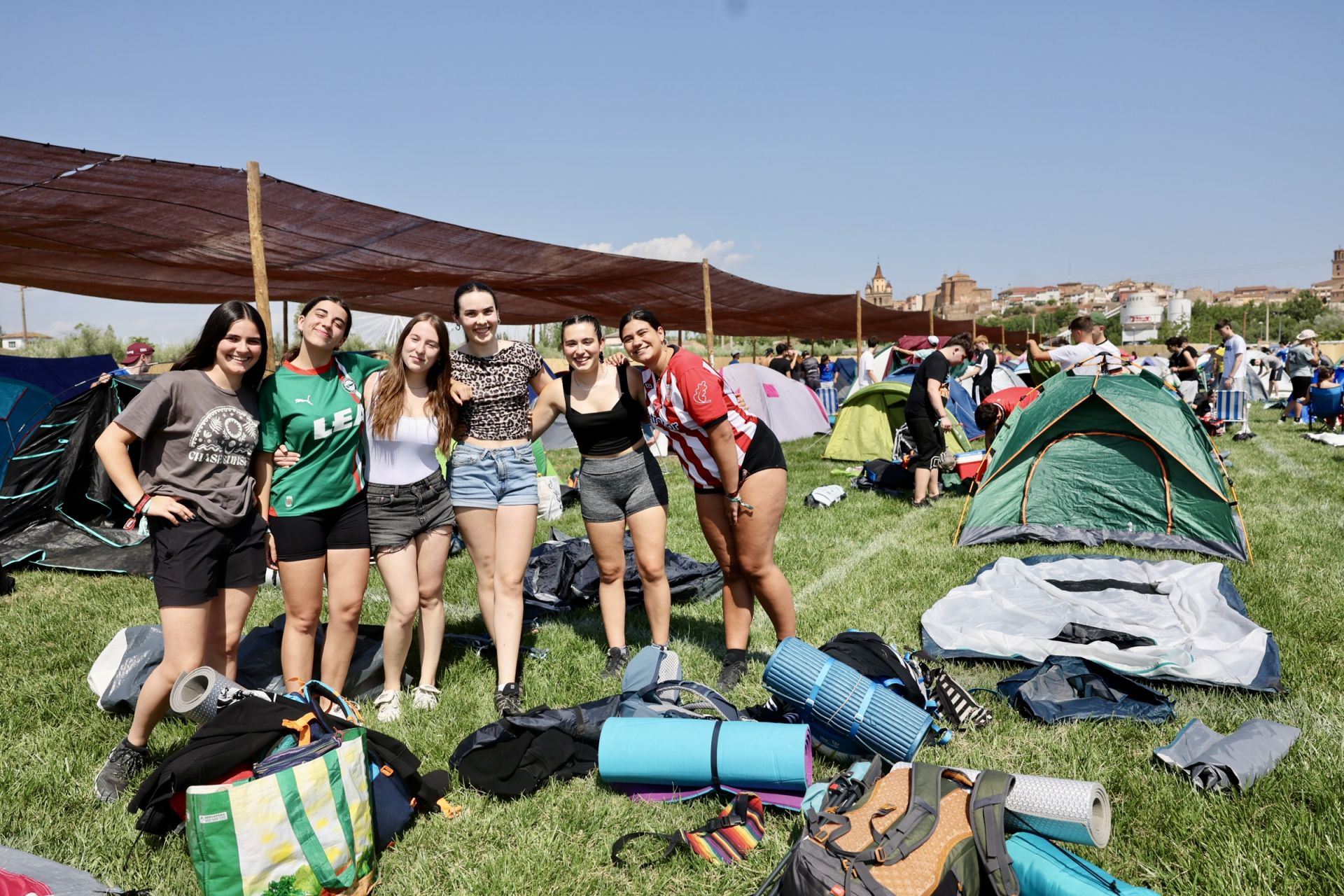 Los &#039;holikers&#039; llegan al festival y se instalan en el camping