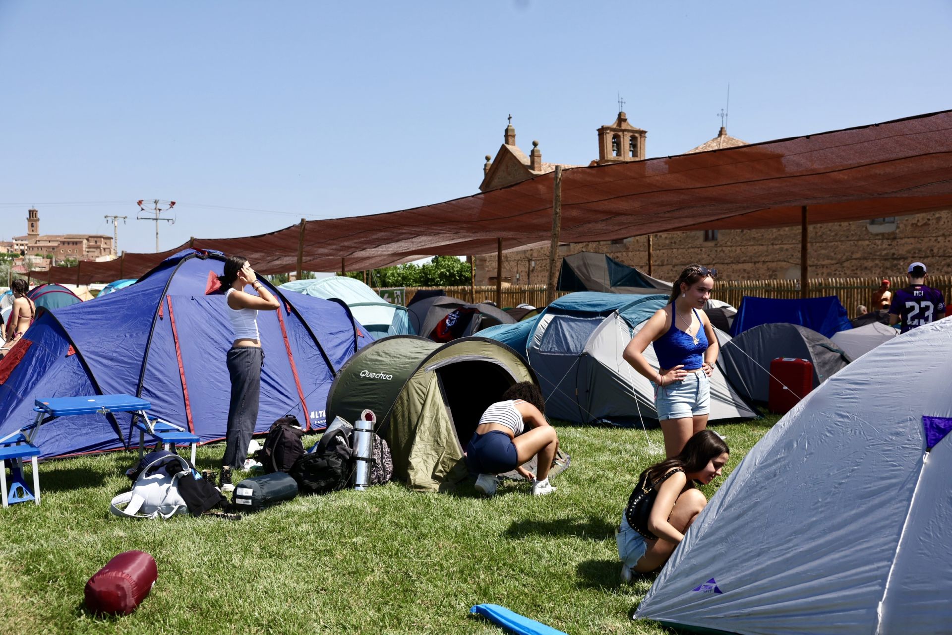 Los &#039;holikers&#039; llegan al festival y se instalan en el camping