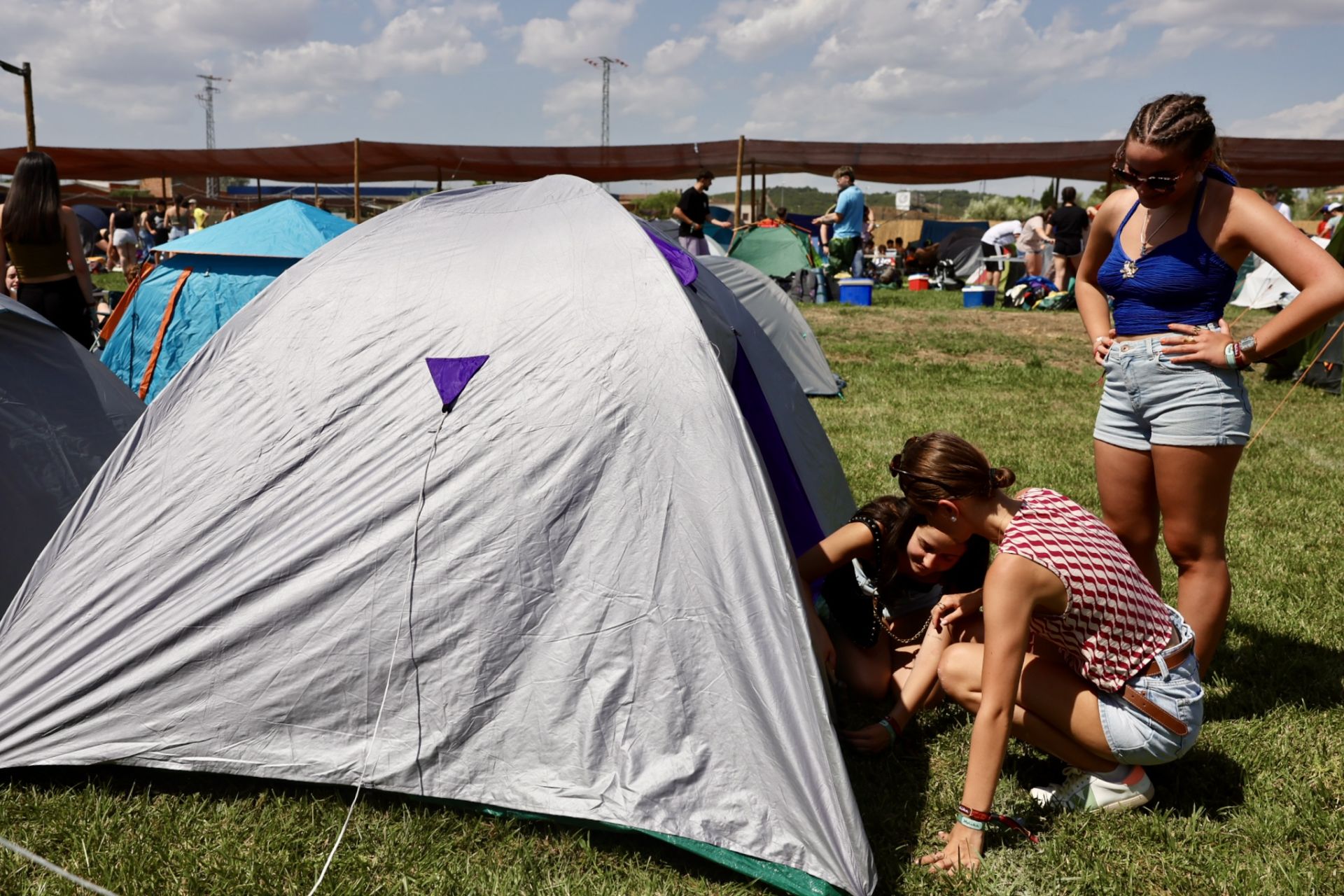 Los &#039;holikers&#039; llegan al festival y se instalan en el camping
