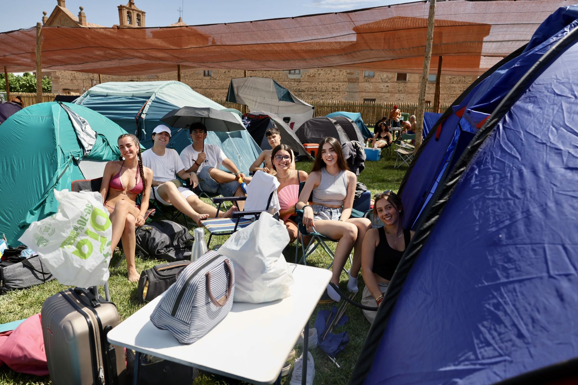 Los &#039;holikers&#039; llegan al festival y se instalan en el camping