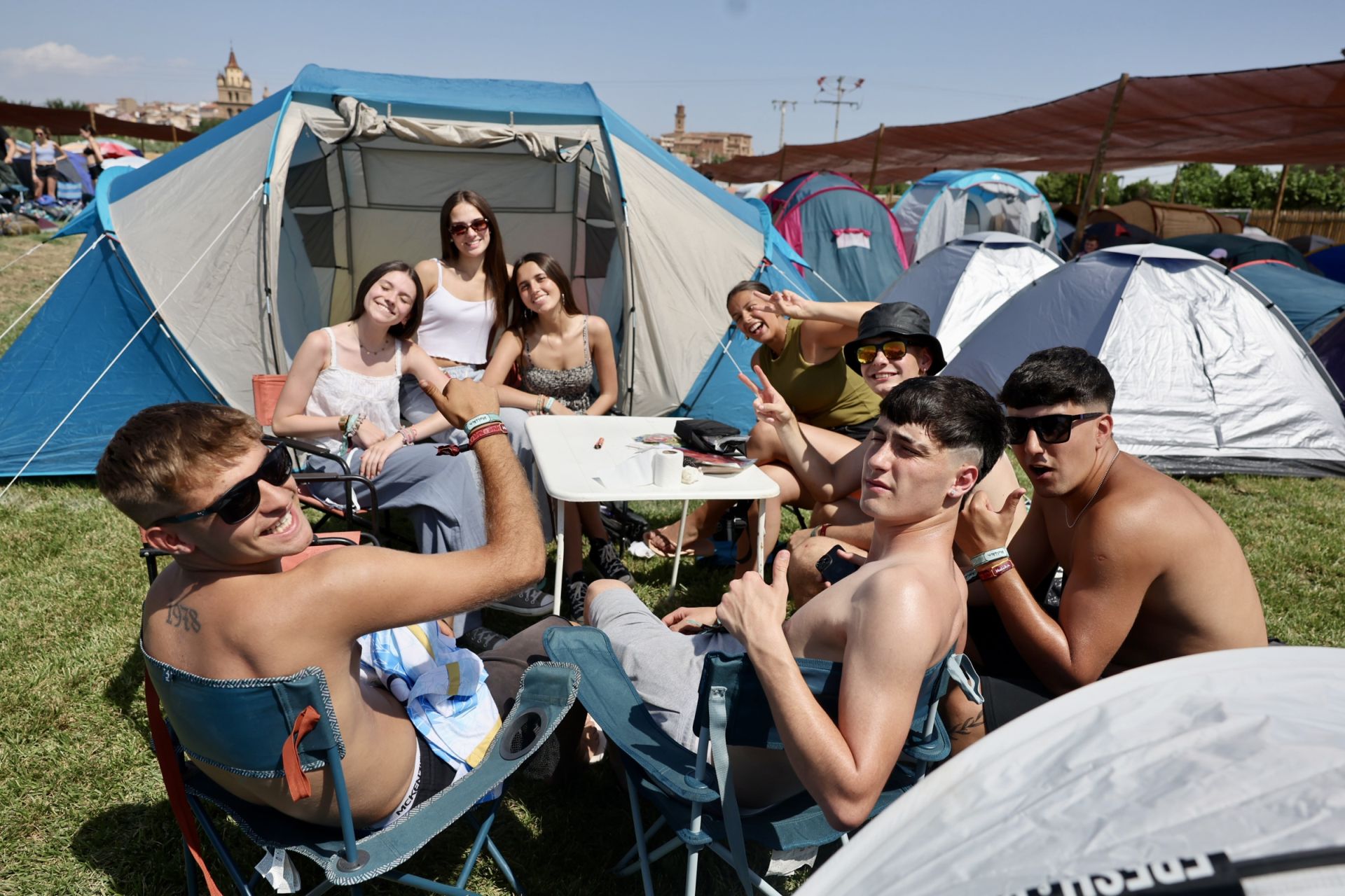 Los &#039;holikers&#039; llegan al festival y se instalan en el camping