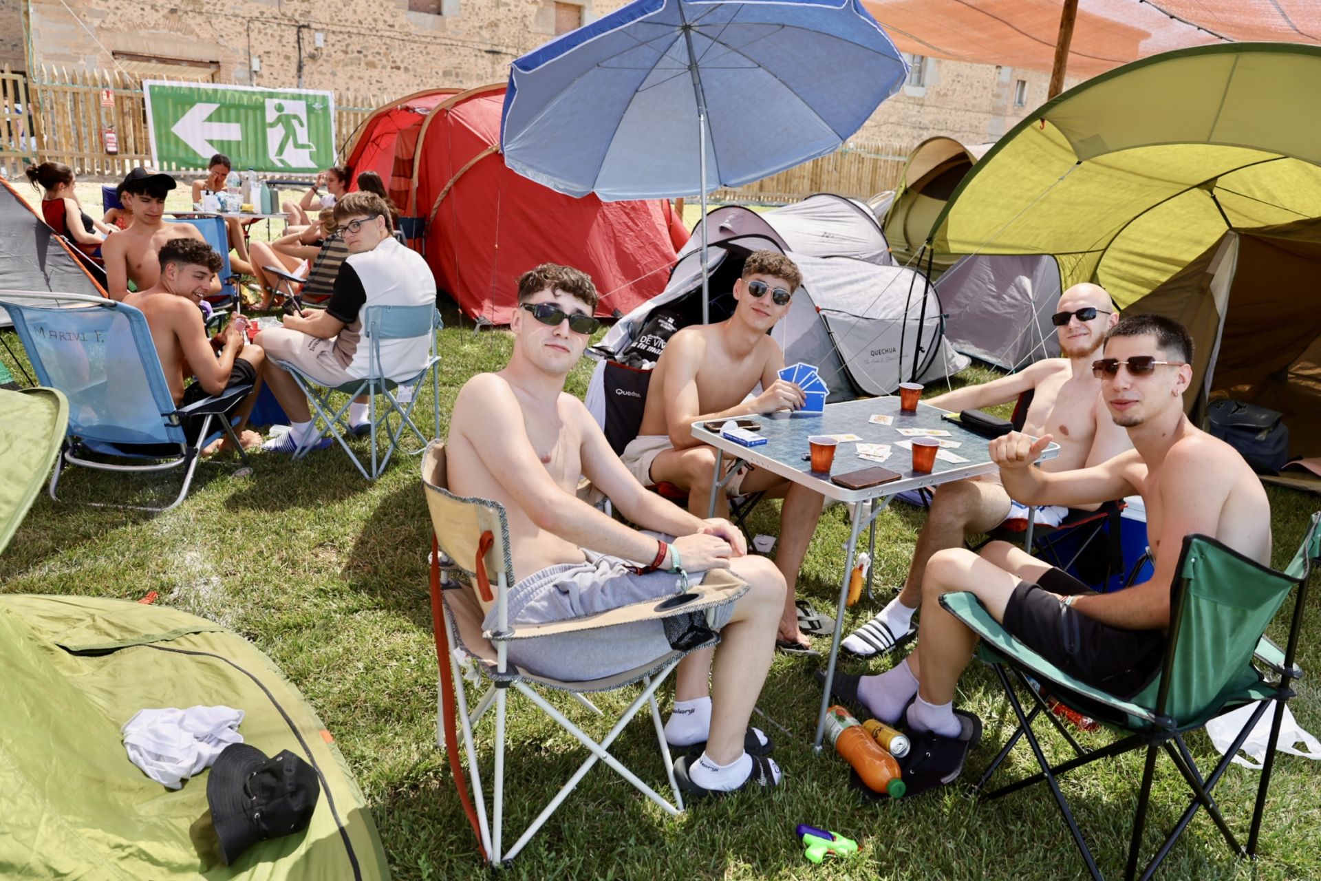 Los &#039;holikers&#039; llegan al festival y se instalan en el camping