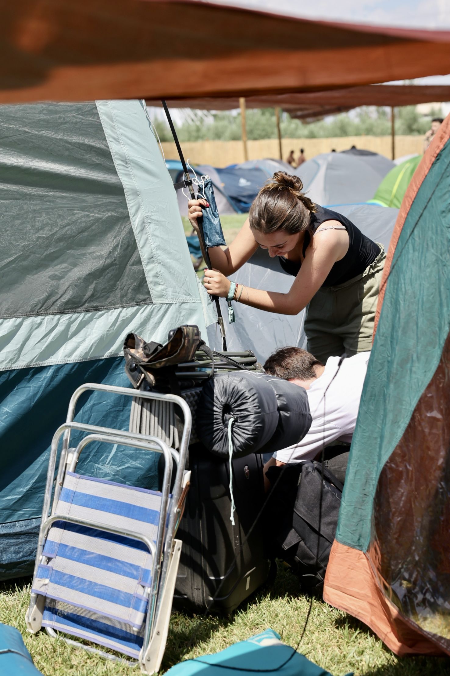 Los &#039;holikers&#039; llegan al festival y se instalan en el camping