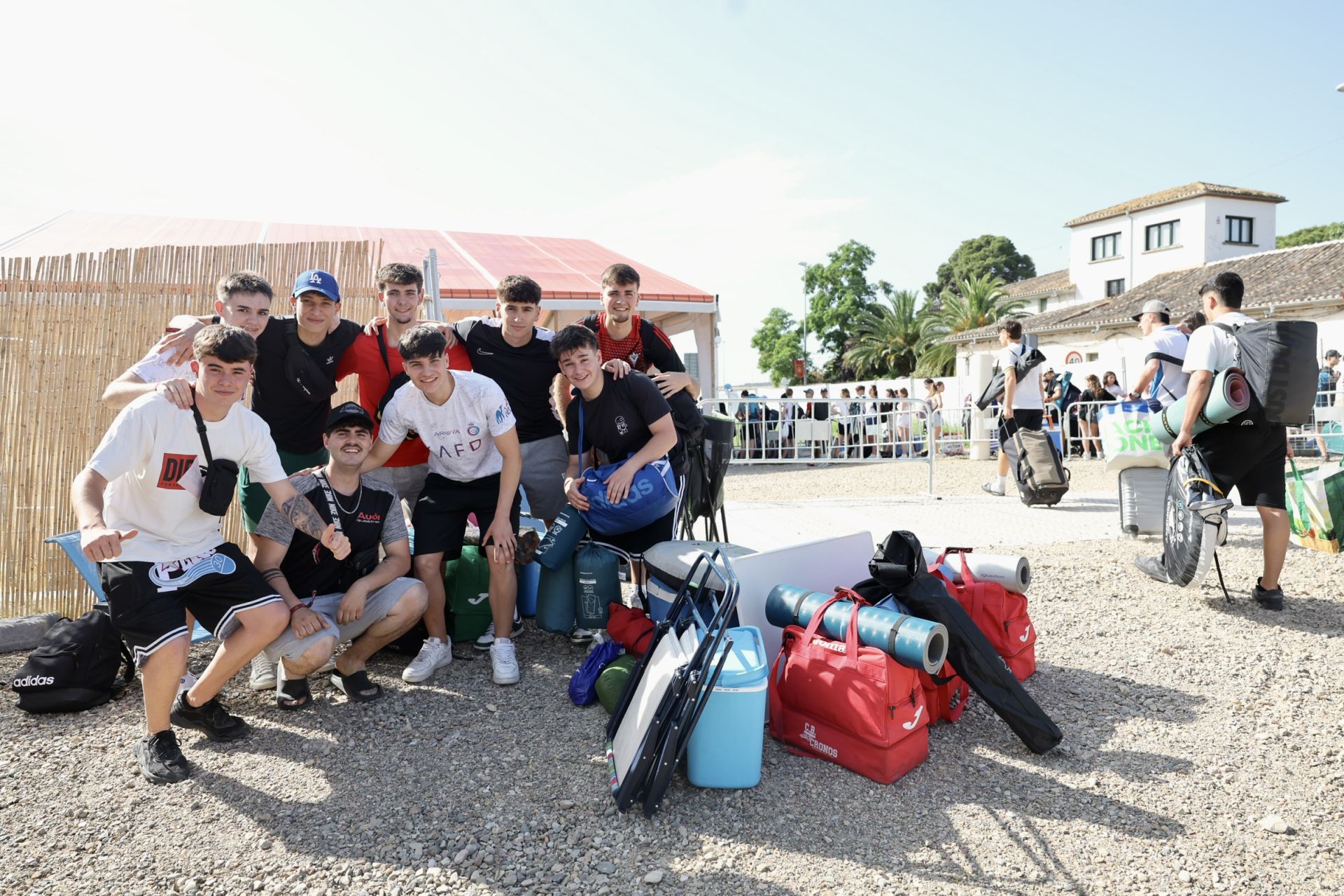 Los &#039;holikers&#039; llegan al festival y se instalan en el camping