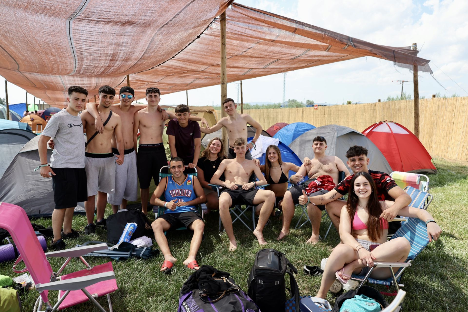 Los &#039;holikers&#039; llegan al festival y se instalan en el camping
