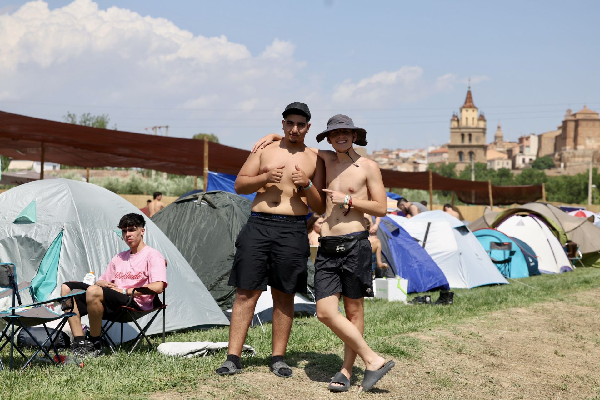 Los &#039;holikers&#039; llegan al festival y se instalan en el camping