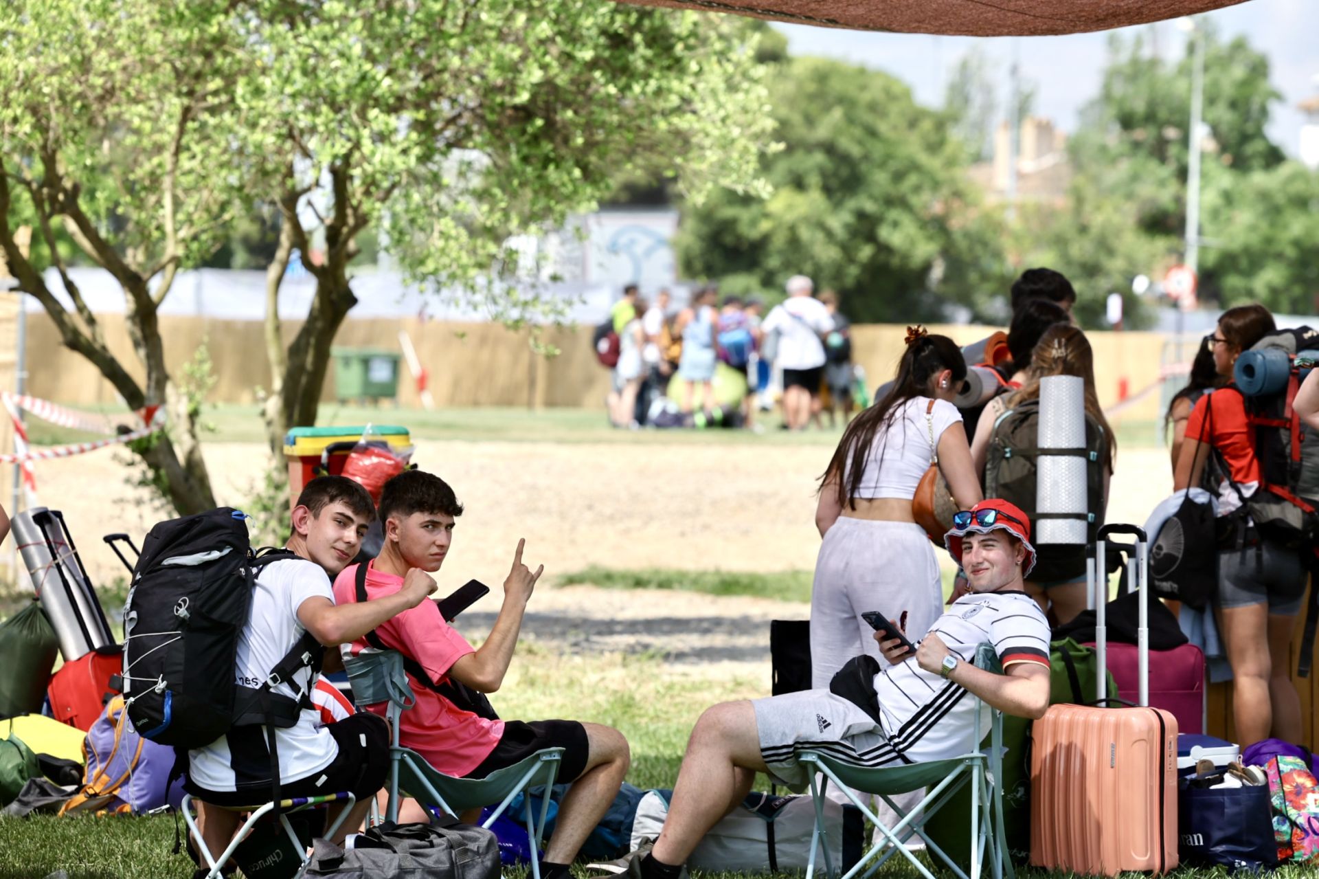 Los &#039;holikers&#039; llegan al festival y se instalan en el camping