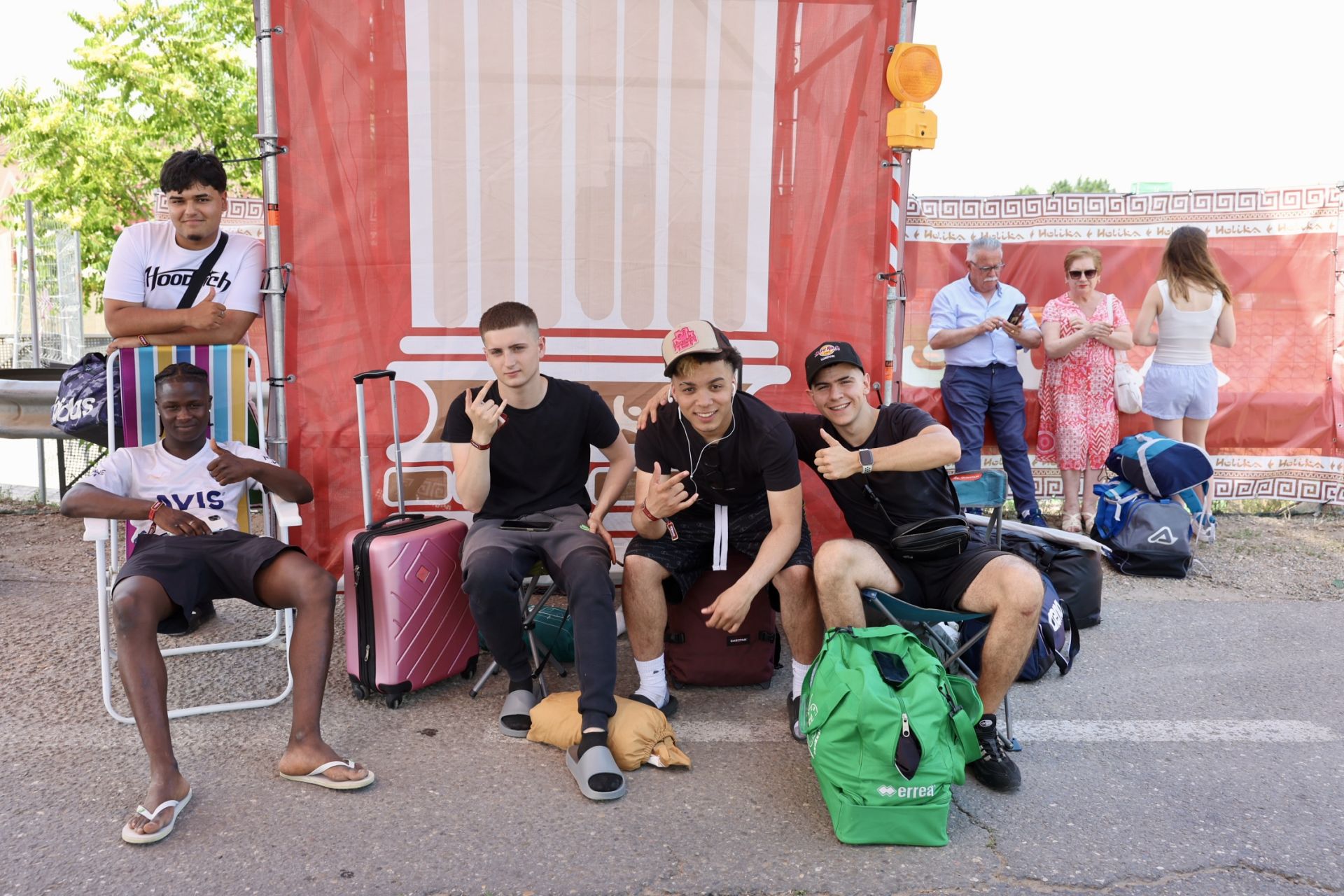 Los &#039;holikers&#039; llegan al festival y se instalan en el camping