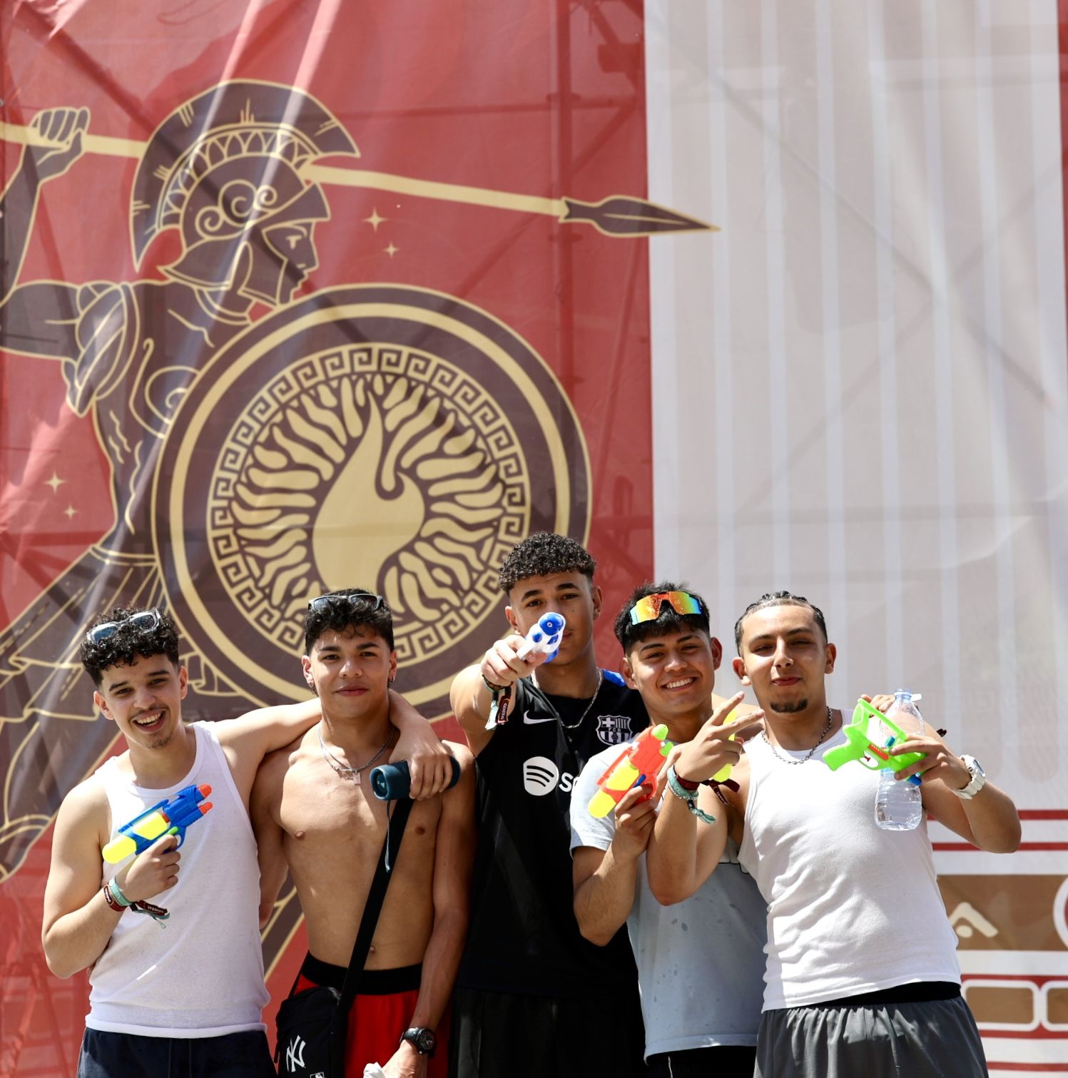 Los &#039;holikers&#039; llegan al festival y se instalan en el camping