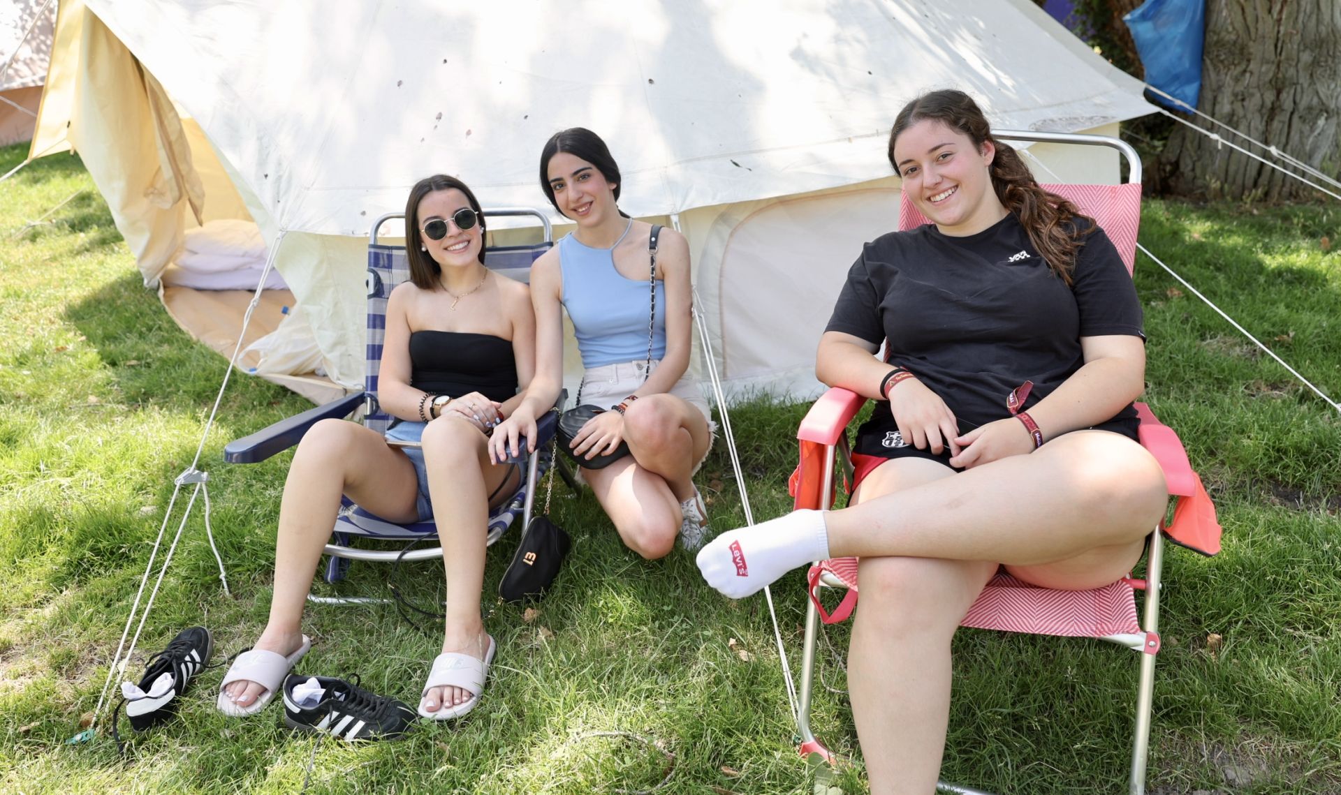 Los &#039;holikers&#039; llegan al festival y se instalan en el camping