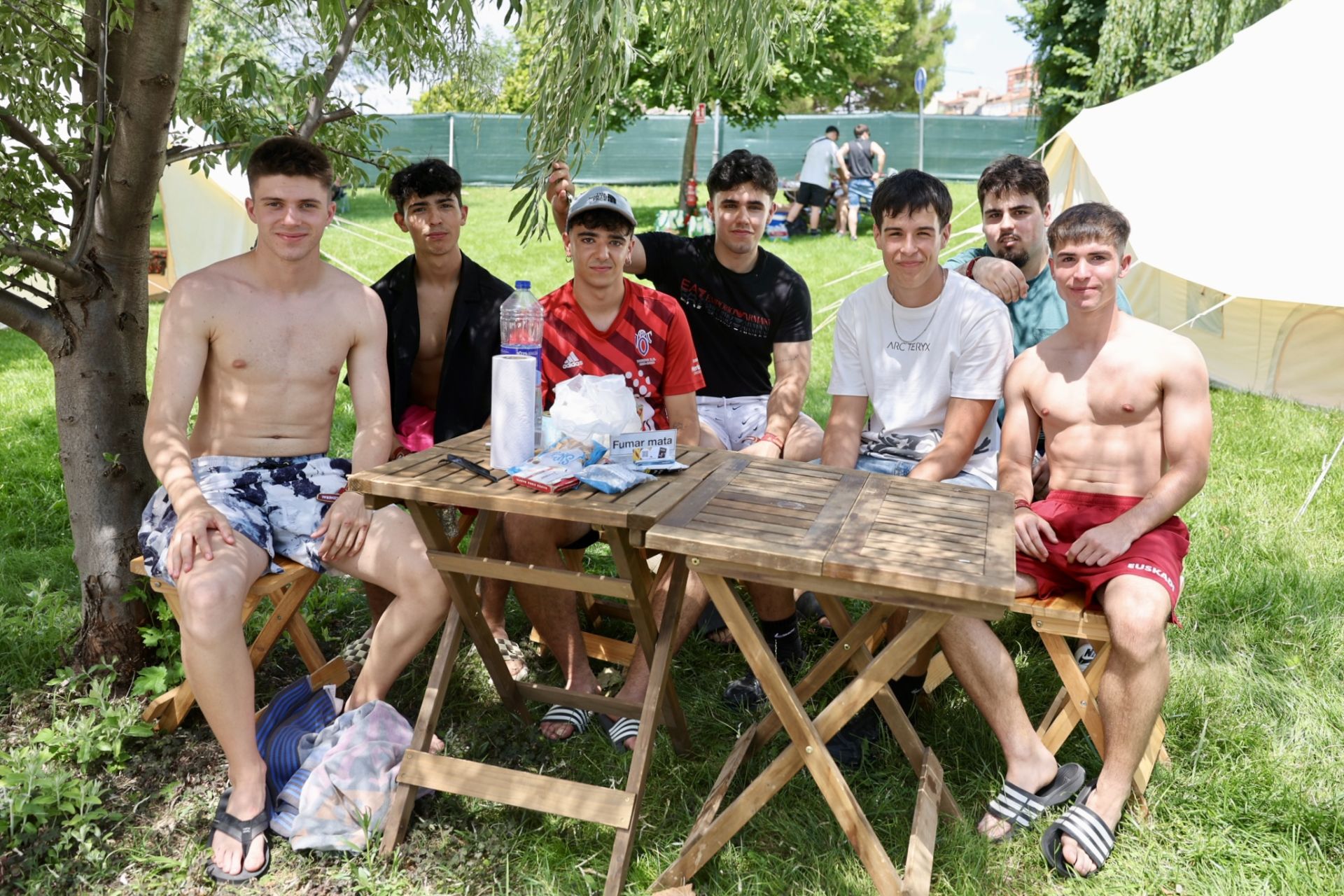 Los &#039;holikers&#039; llegan al festival y se instalan en el camping