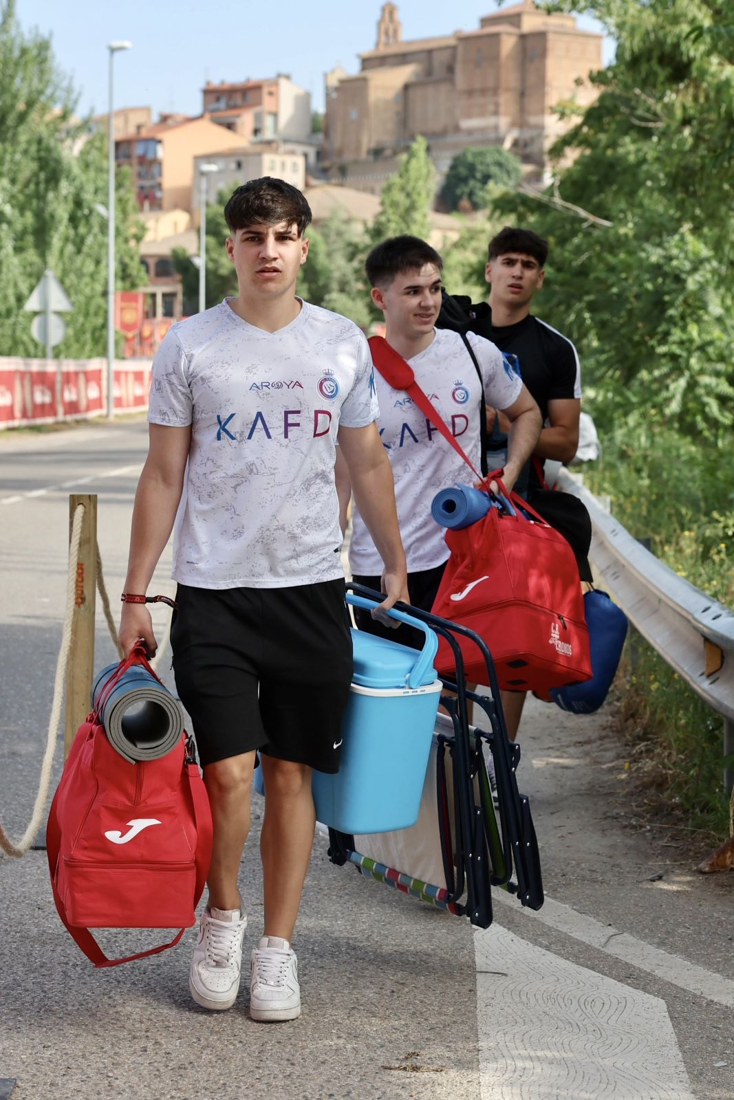 Los &#039;holikers&#039; llegan al festival y se instalan en el camping