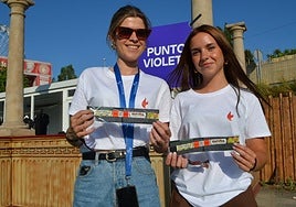 Personal del punto violeta, con las 'pulseras centinela'.