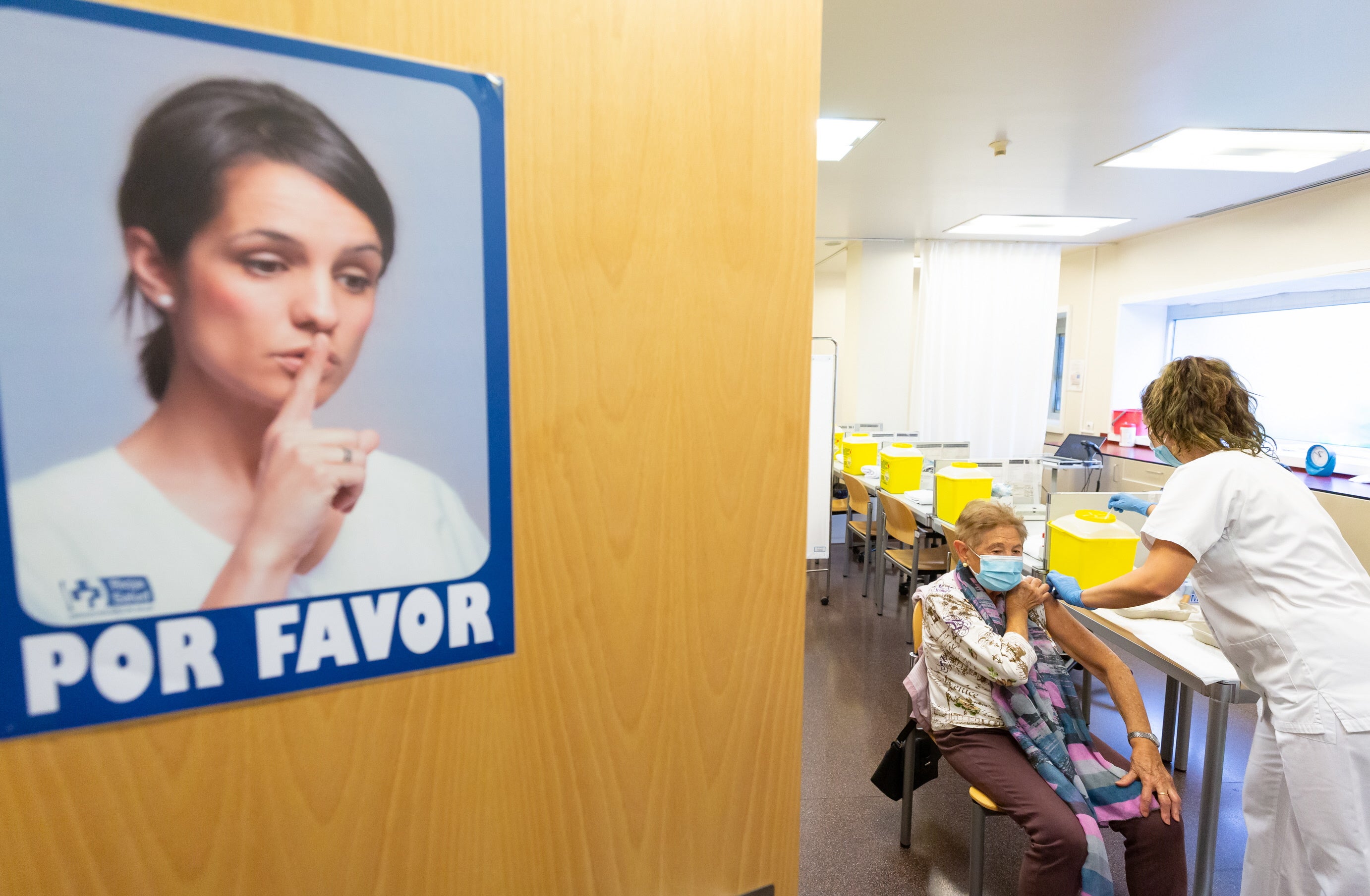 Una enfermera administra las vacunas de la gripe y el covid a una paciente en un centro de salud de la capital riojana.