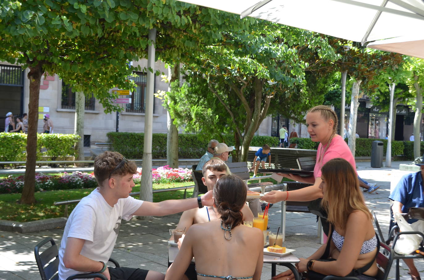 Las imágenes que dejan los holikers tras la primera noche del festival