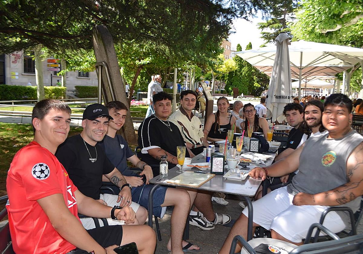 Las imágenes que dejan los holikers tras la primera noche del festival