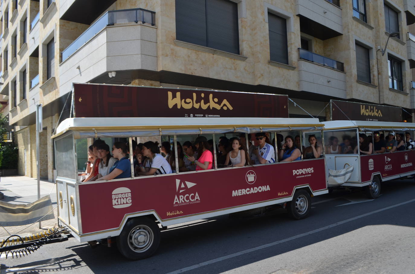 Las imágenes que dejan los holikers tras la primera noche del festival