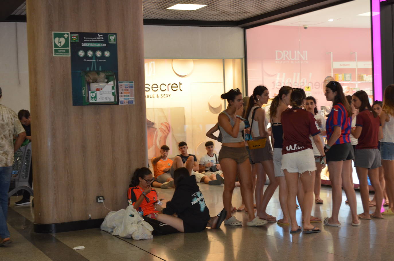 Las imágenes que dejan los holikers tras la primera noche del festival