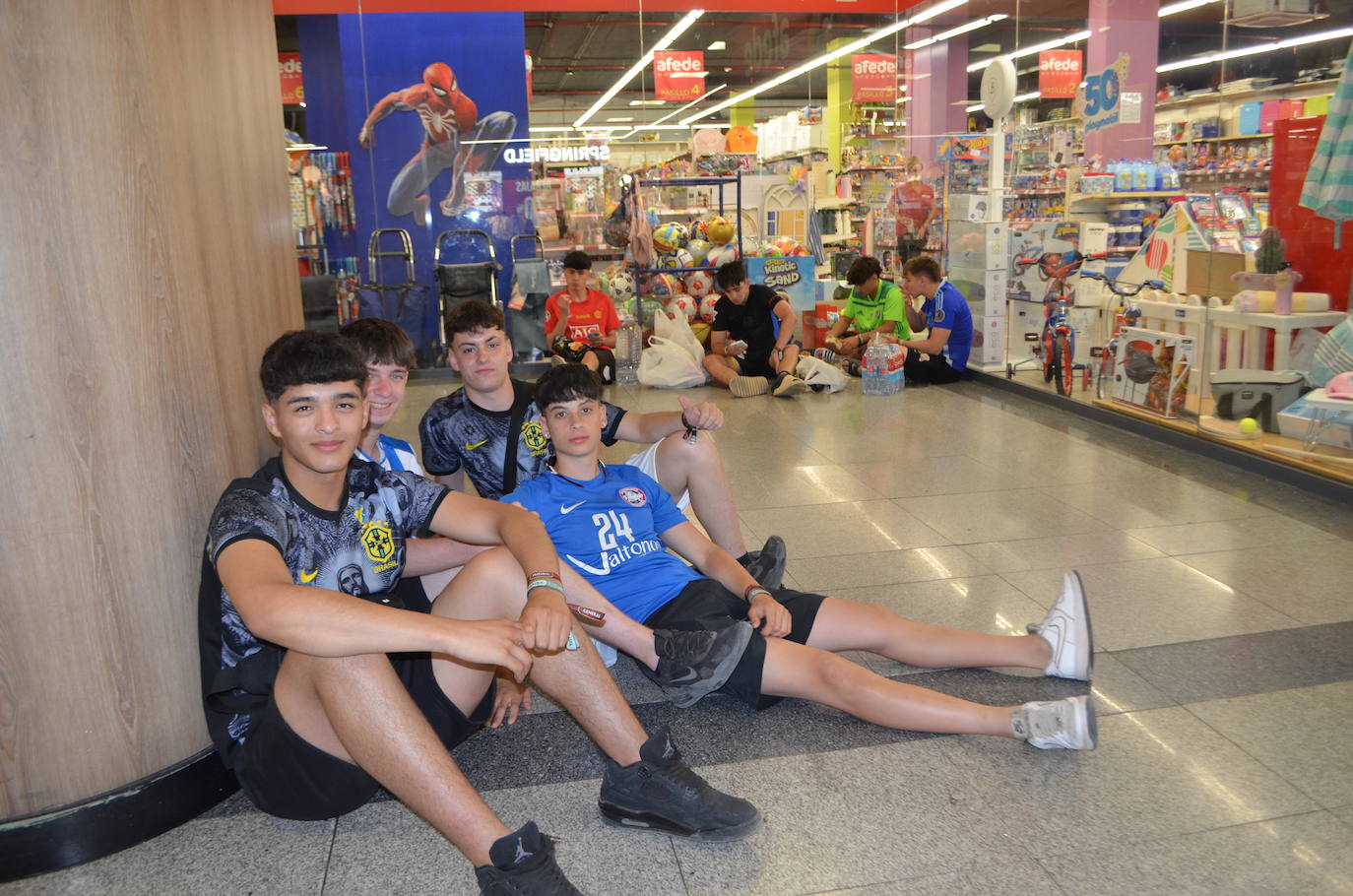 Las imágenes que dejan los holikers tras la primera noche del festival