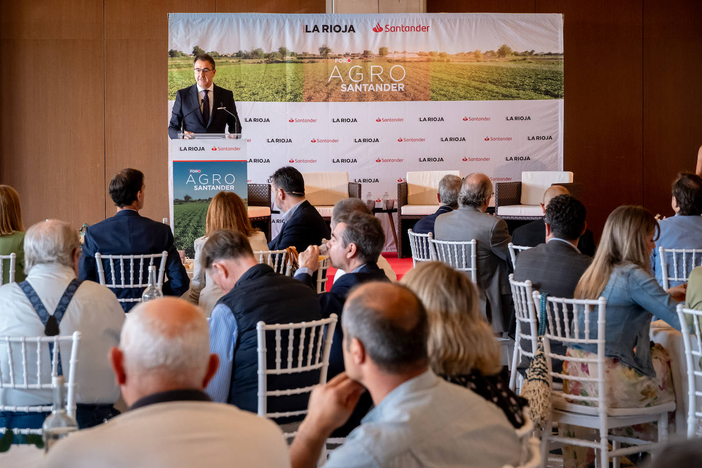 Javier Gallardo, director territorial del Banco Santander en Valencia, Murcia, Aragón, Navarra y La Rioja, en la apertura del Foro Agro del Banco Santander organizado por Diario LA RIOJA.