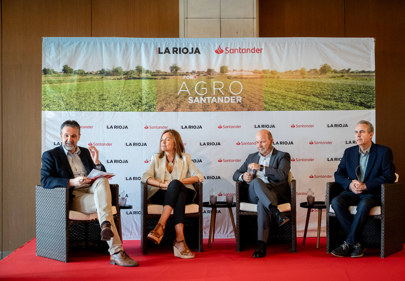 Pablo Álvarez, jefe de redacción de Diario LA RIOJA, moderó la mesa redonda en la que intervinieron Lorena Ruiz, Clemente Bea y Javier Tardáguila.