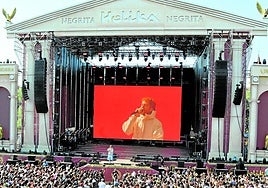 Un momento de la actuación del artista Lucho RK en el Festival Holika.