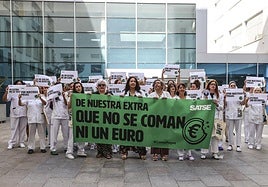 Concentración de enfermeras y fisioterapeutas, celebrada en la mañana de este jueves, ante la puerta principal de acceso al área de hospitalización de San Pedro.