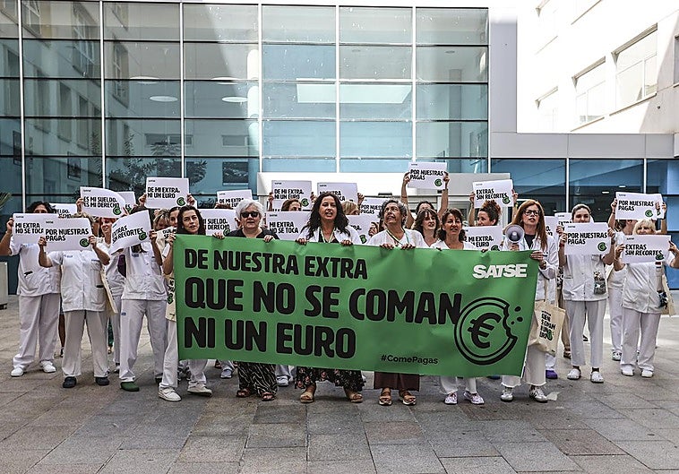 Concentración de enfermeras y fisioterapeutas, celebrada en la mañana de este jueves, ante la puerta principal de acceso al área de hospitalización de San Pedro.