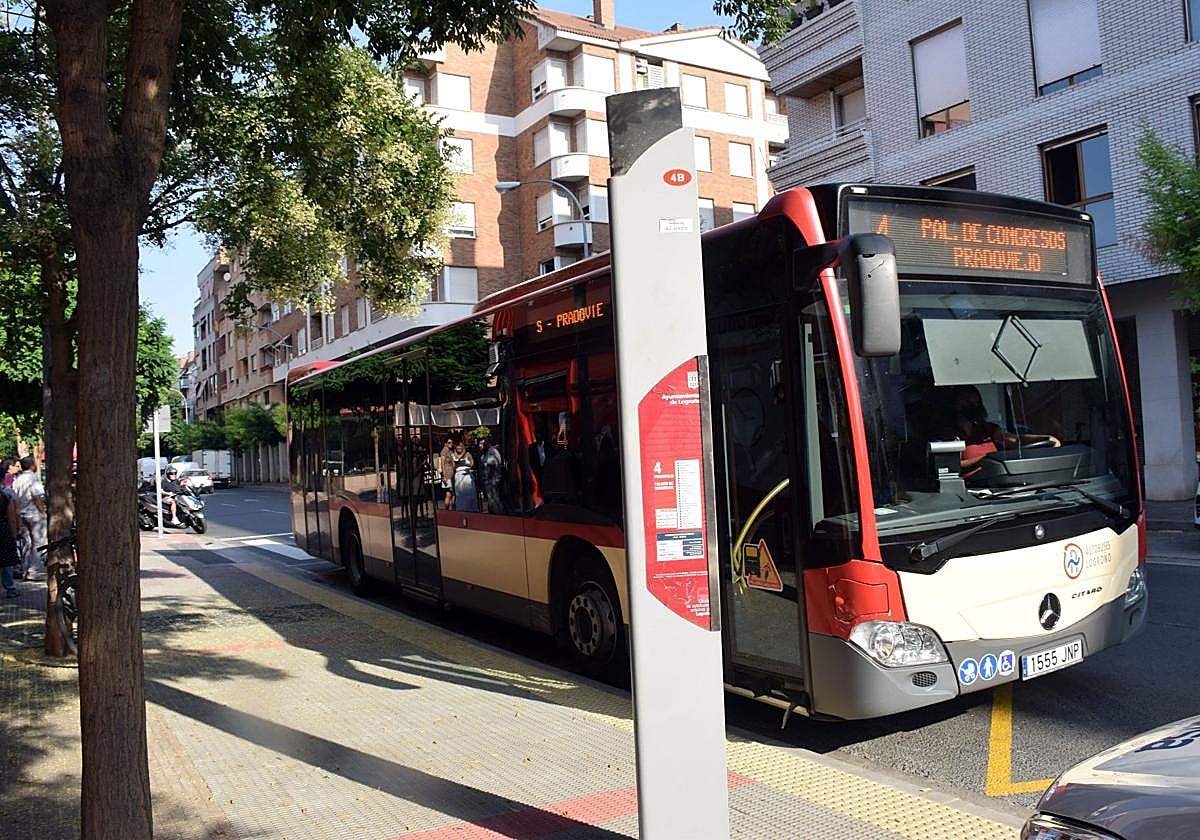 Imagen de archivo de la línea cuatro de autobús, en Logroño.