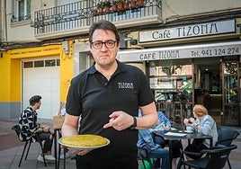 Carlos Olabuenaga muestra una de sus tortillas en la antigua ubicación del Tizona.
