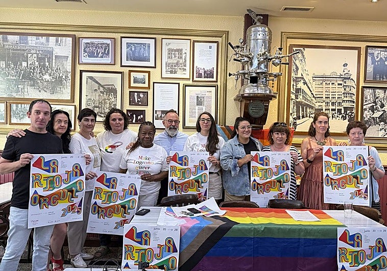 Ruth García, presidenta de Gylda (en el centro), junto con la activista Sol Mendoza (derecha); Jesús Cárcamo, vicepresidente de Gylda (izquierda) y varios representantes de organizaciones del colectivo.