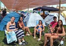 Grupo de jóvenes, este viernes a media mañana, conversando junto a sus tiendas de campaña en la acampada del festival.