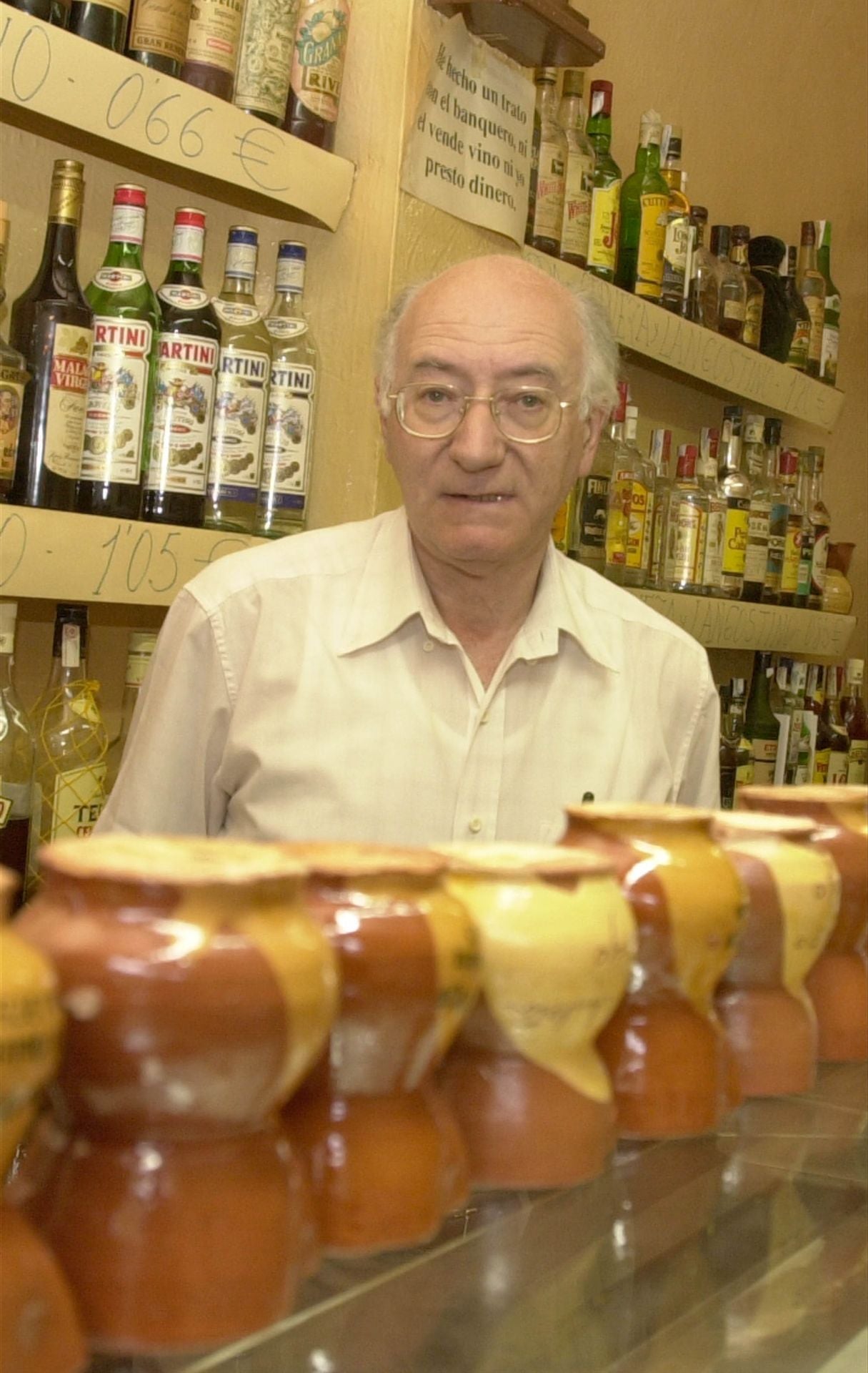 'Maese' Basilio tras la barra del Colón en una imagen de archivo de 2002.