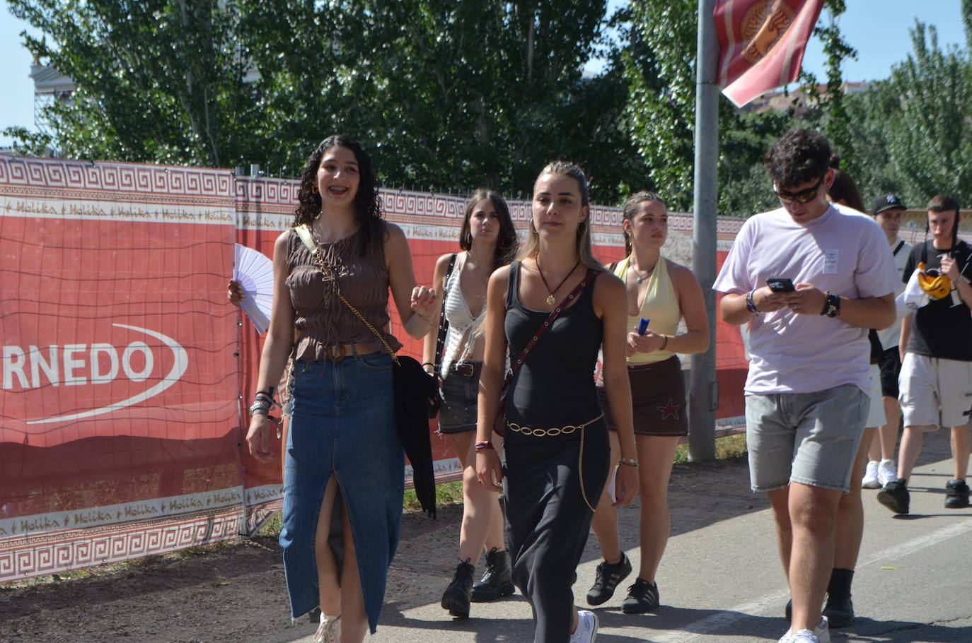 Móviles en mano, abanicos, pogos... Las imágenes que deja la inauguración del festival Holika