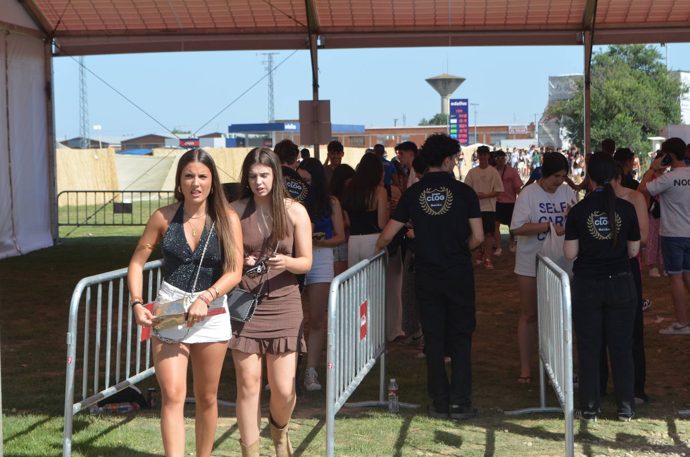 Móviles en mano, abanicos, pogos... Las imágenes que deja la inauguración del festival Holika