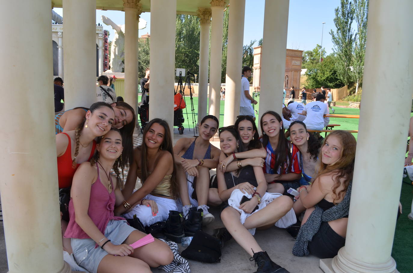 Móviles en mano, abanicos, pogos... Las imágenes que deja la inauguración del festival Holika