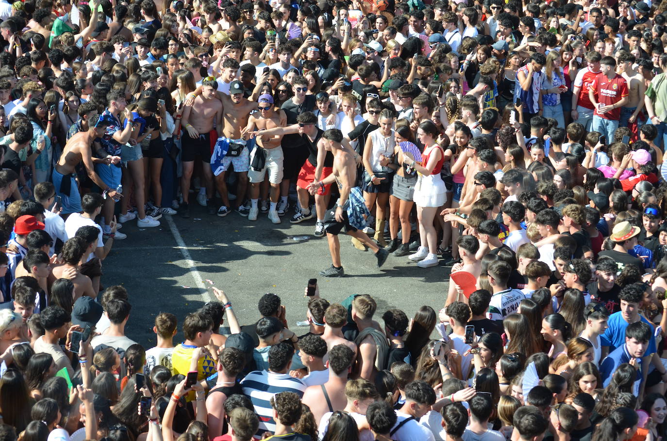 Móviles en mano, abanicos, pogos... Las imágenes que deja la inauguración del festival Holika