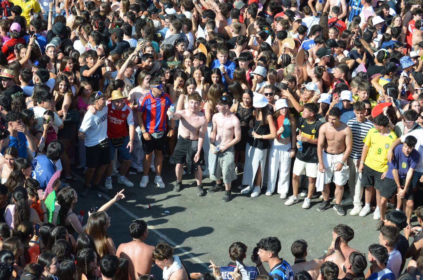 Móviles en mano, abanicos, pogos... Las imágenes que deja la inauguración del festival Holika