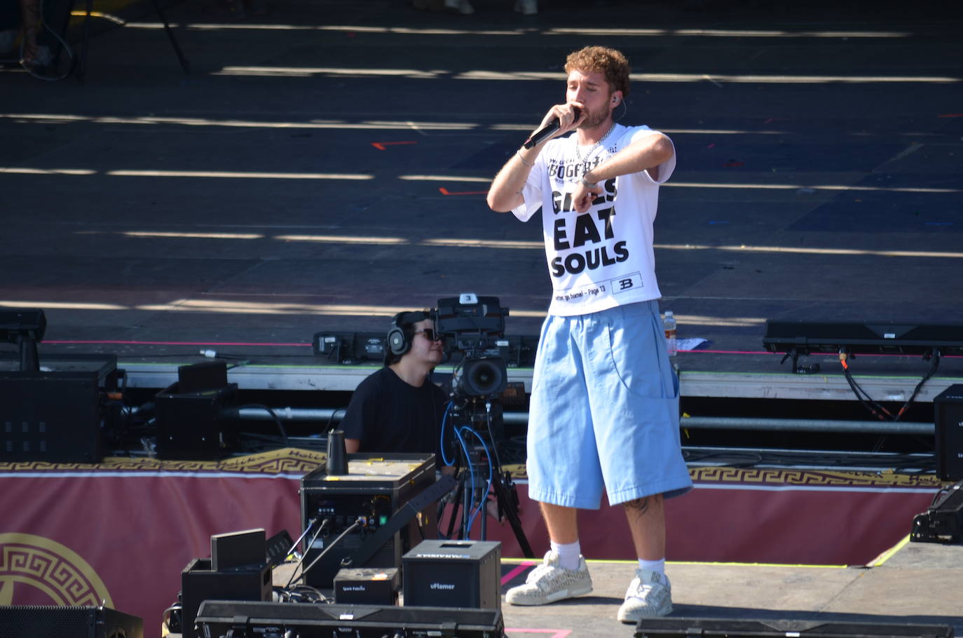 Móviles en mano, abanicos, pogos... Las imágenes que deja la inauguración del festival Holika