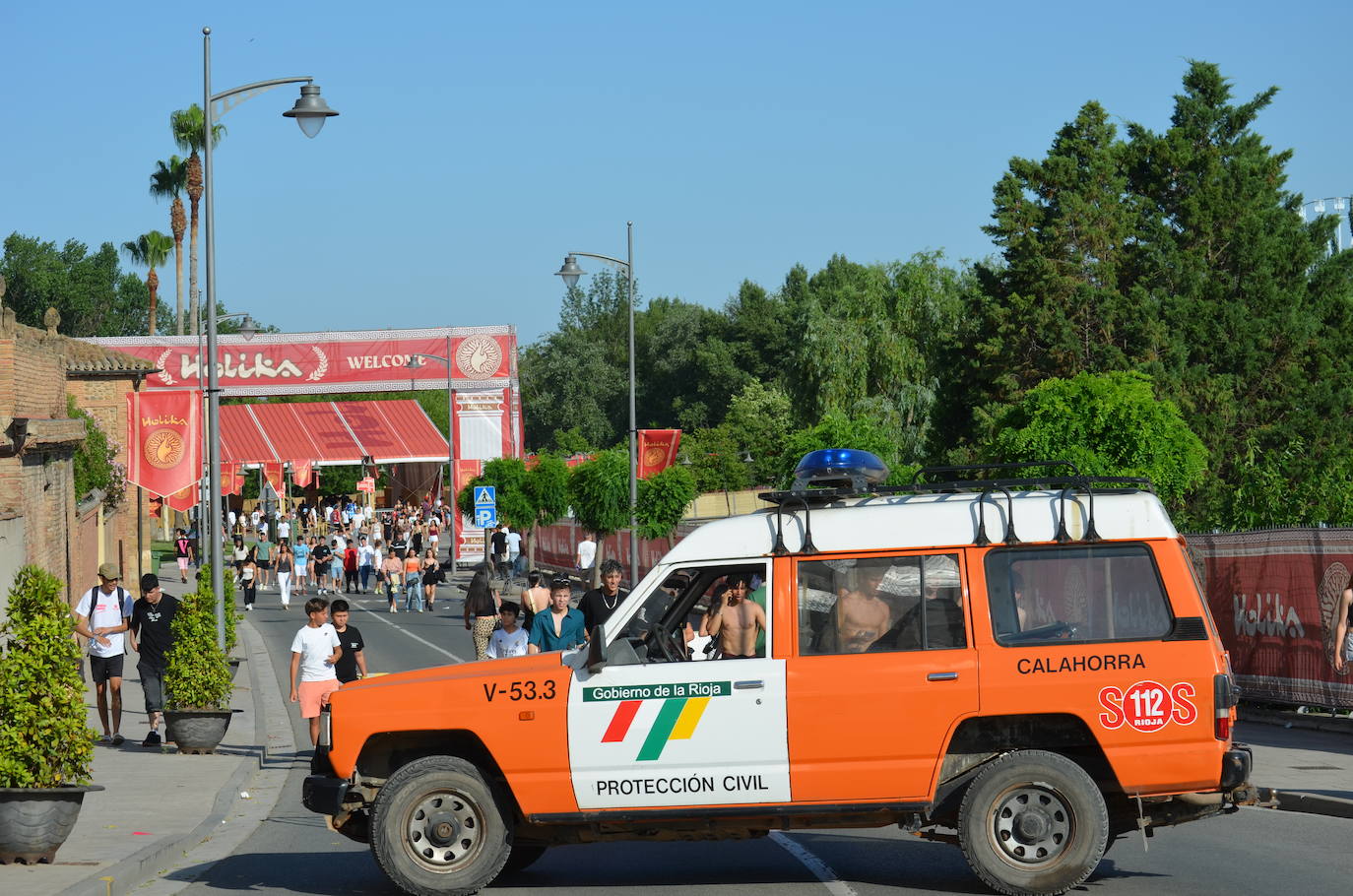 Móviles en mano, abanicos, pogos... Las imágenes que deja la inauguración del festival Holika