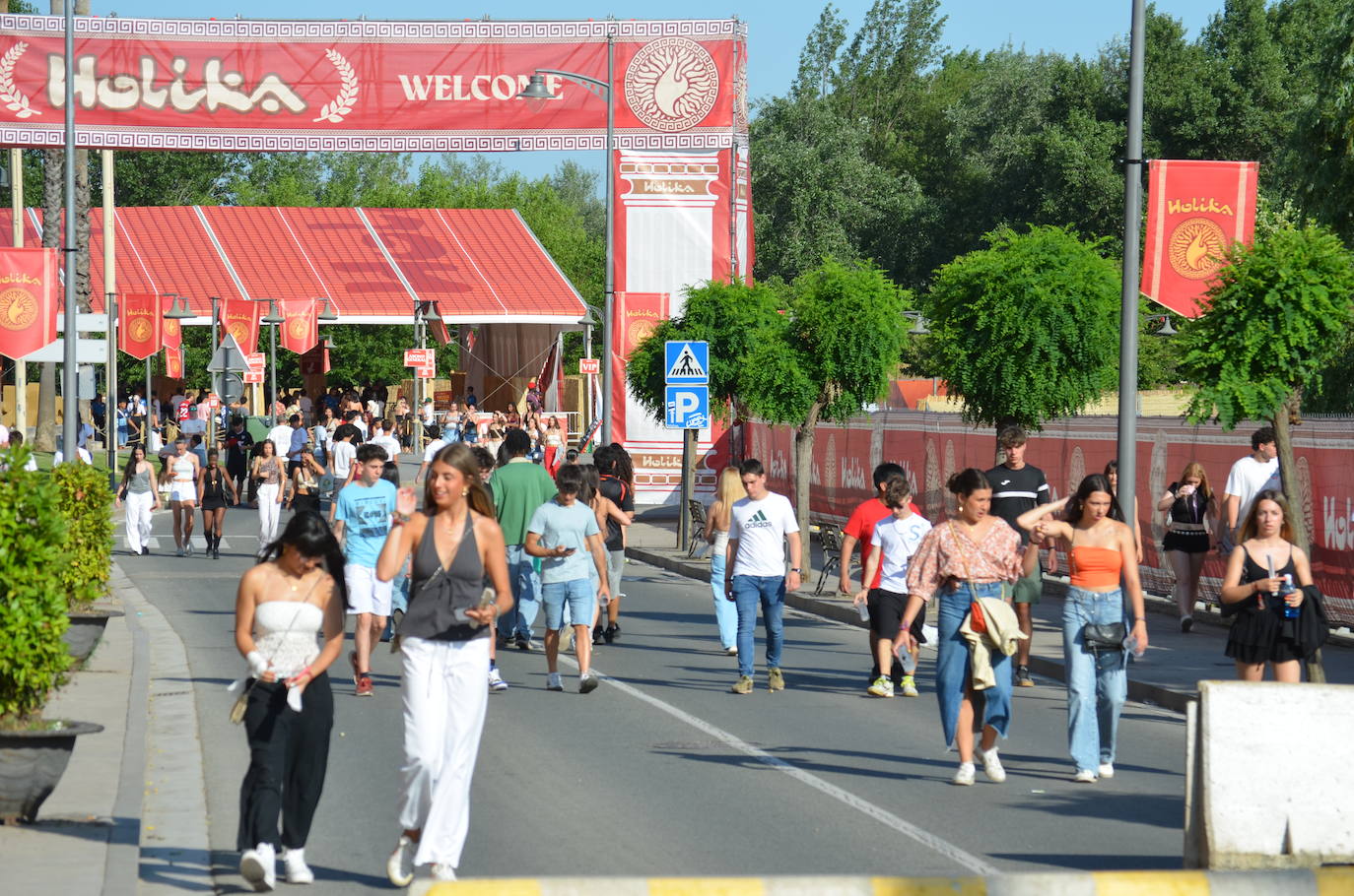 Móviles en mano, abanicos, pogos... Las imágenes que deja la inauguración del festival Holika