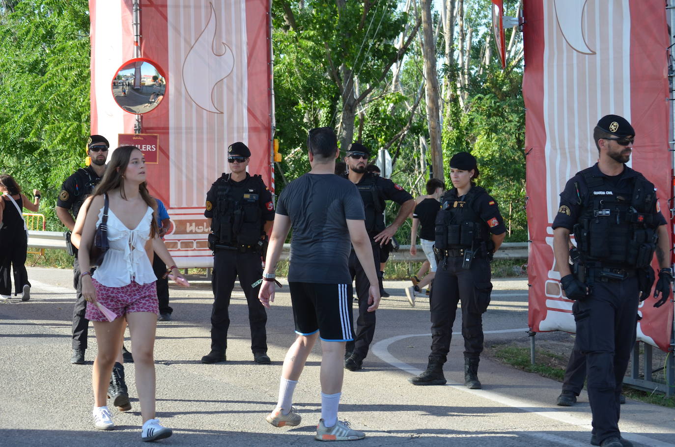 Móviles en mano, abanicos, pogos... Las imágenes que deja la inauguración del festival Holika