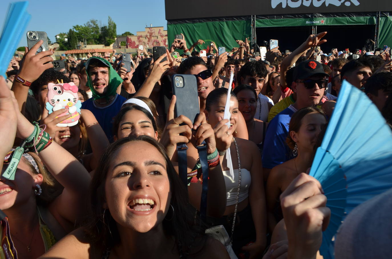 Móviles en mano, abanicos, pogos... Las imágenes que deja la inauguración del festival Holika