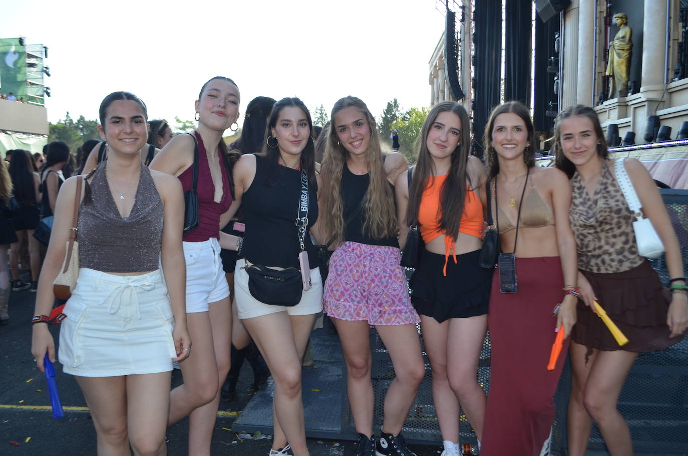 Móviles en mano, abanicos, pogos... Las imágenes que deja la inauguración del festival Holika