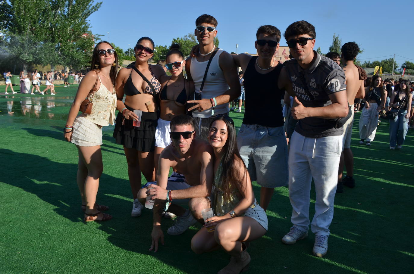 Móviles en mano, abanicos, pogos... Las imágenes que deja la inauguración del festival Holika