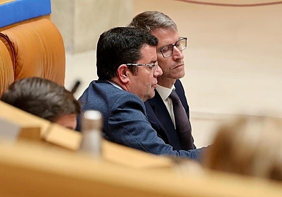 El consejero portavoz, Alfonso Domínguez, y el presidente Capellán, en el pleno de este viernes