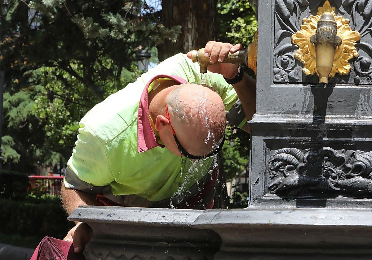 Un trabajador de Logroño evitando el calor en su jornada laboral.