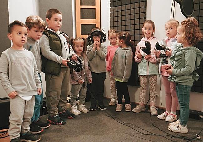 Los alumnos del CRA Cameros Nuevos graban la canción en Alea Studios.