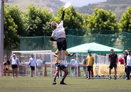 Un jugador belga se hace con el disco en el partido que midió a su país con Colombia.